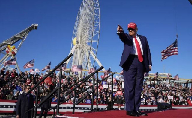 Ο Τραμπ κοροϊδεύει τον... Μπάιντεν: «Είναι εντελώς βλάκας, όλος ο πλανήτης γελάει μαζί του»