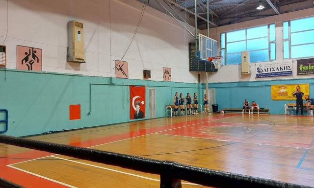 Απίστευτη πρόκληση: Ύψωσαν τη φωτογραφία του Κεμάλ Ατατούρκ σε αγώνα βόλεϊ στη Χίο