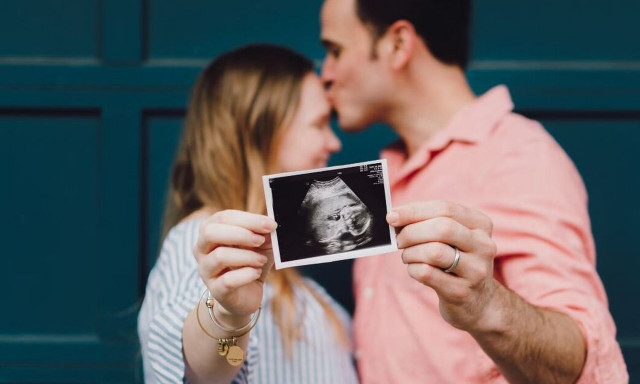 WSJ: Συναγερμός λόγω υπογεννητικότητας στον πλανήτη - «Πού πήγαν τα μωρά;»