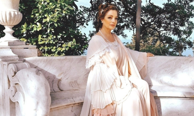 «Sissy in heaven»: Η Άντζελα Γκερέκου γίνεται πριγκίπισσα Σίσσυ