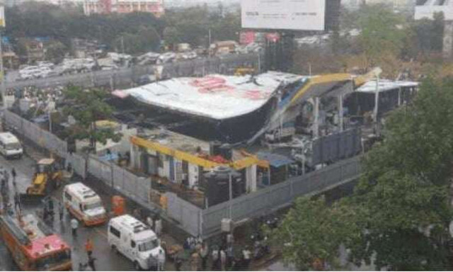 Τραγωδία στην Ινδία: Κατέρρευσε τεράστια διαφημιστική πινακίδα - Τουλάχιστον 8 νεκροί