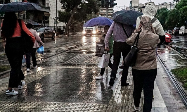 Καταιγίδα τώρα στην Αττική