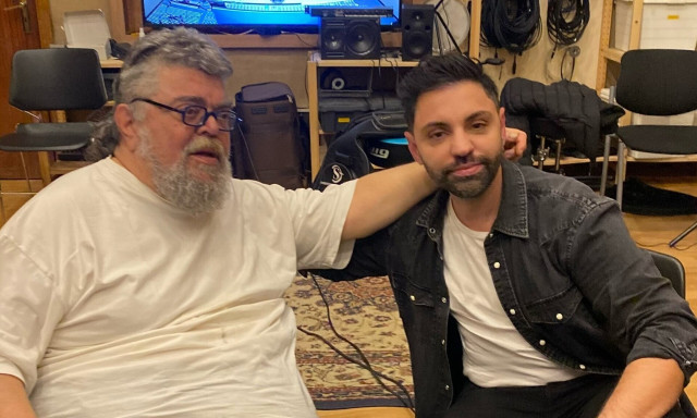 Ο Σταμάτης Κραουνάκης ερμηνεύει τραγούδι-καντάδα του Άγγελου Ανδρεάτου