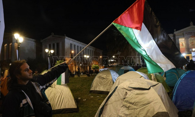 Πόλεμος στη Γάζα: Ολονύκτια συγκέντρωση των φοιτητών για την Παλαιστίνη στα Προπύλαια (pics)