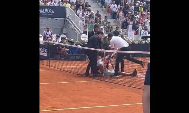 Χαμός στη Ρώμη: «Ντου» διαδηλωτών σε δύο court, διέκοψαν τους αγώνες! (video)