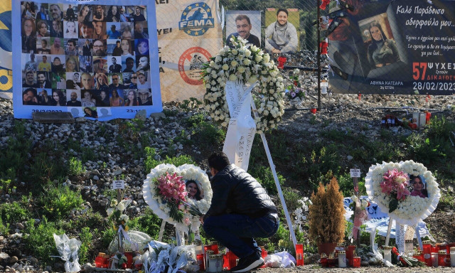 «Θα στείλω όταν φτάσω» - Το ανατριχιαστικό τραγούδι για τα 57 θύματα των Τεμπών