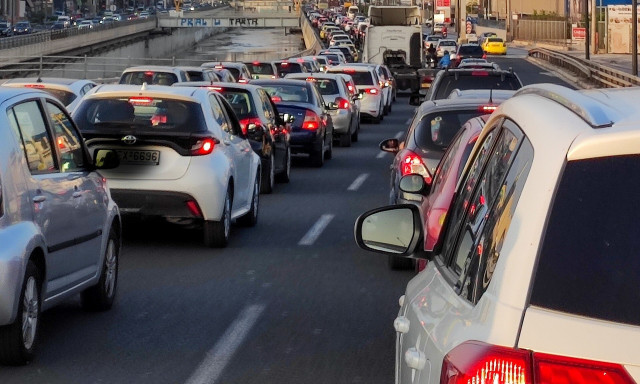 Κίνηση τώρα: Μποτιλιαρισμένος ο Κηφισός, μικρές καθυστερήσεις στην Αττική Οδό