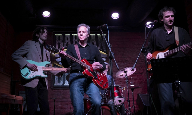 Ο Μπλίνκεν μετέφερε τη στήριξη των ΗΠΑ στην Ουκρανία και…  έπαιξε ηλεκτρική κιθάρα σε μπαρ