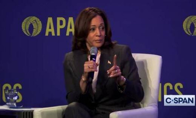 Κάμαλα Χάρις: Η στιγμή που η αντιπρόεδρος των ΗΠΑ έβρισε σε εκδήλωση για νέους