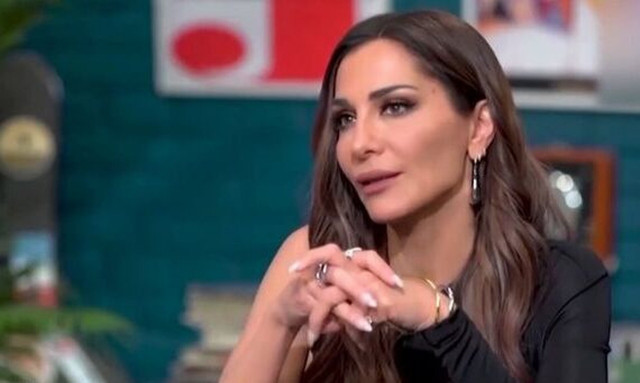 Δέσποινα Βανδή: Απαντά στις φήμες γάμου με τον Βασίλη Μπισμπίκη