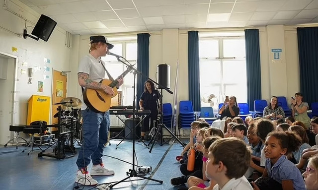 Εντ Σίραν: Έδωσε συναυλία έκπληξη σε σχολείο - «Η Τέιλορ Σουίφτ θα έρθει την επόμενη εβδομάδα»