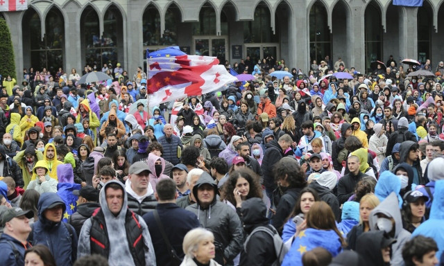 Γεωργία: Χιλιάδες διαδηλωτές στους δρόμους μετά το «ναι» της Βουλής στο νόμο περί «ξένων πρακτόρων»