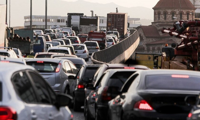 ΤΩΡΑ: Μετωπική στη Λιοσίων στο ύψος των ΚΤΕΛ