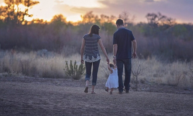 Η ελληνική οικογένεια «βαστάει γερά»: Κοντά στους γονείς τους η συντριπτική πλειοψηφία των εφήβων