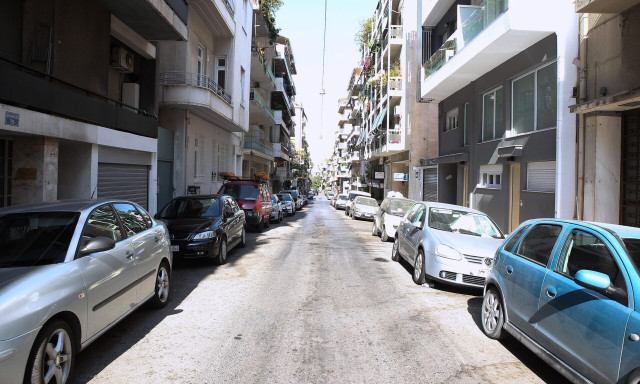 Κυψέλη: Η στιγμή της σύλληψης του οδηγού με το τζιπ που χτυπούσε διαδοχικά σταθμευμένα οχήματα