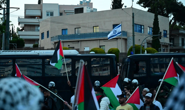 Ένταση στην πορεία προς την ισραηλινή πρεσβεία - Άγνωστοι πέταξαν πέτρες σε αστυνομικούς