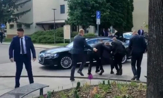 Σλοβακία: Με πολλές σφαίρες, στην καρδιά και στην κοιλιά, πυροβόλησαν τον πρωθυπουργό