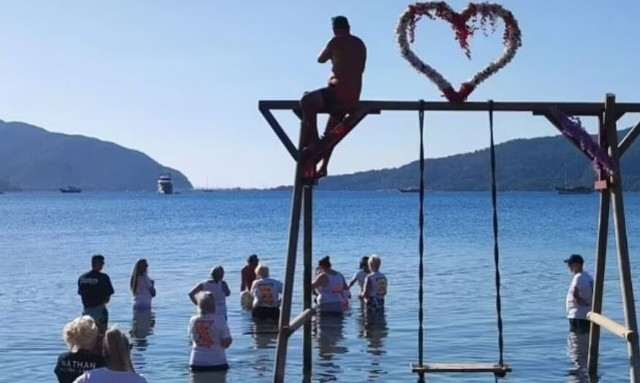 Υγειονομική «βόμβα» στην Τουρκία: Βρετανοί «ράντισαν» τουριστική παραλία με τις στάχτες νεκρού τους