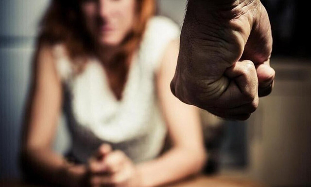 Πύργος: Άγριο επεισόδιο ενδοοικογενειακής βίας – Γιος ξυλοκόπησε τη μάνα του στη μέση του δρόμου