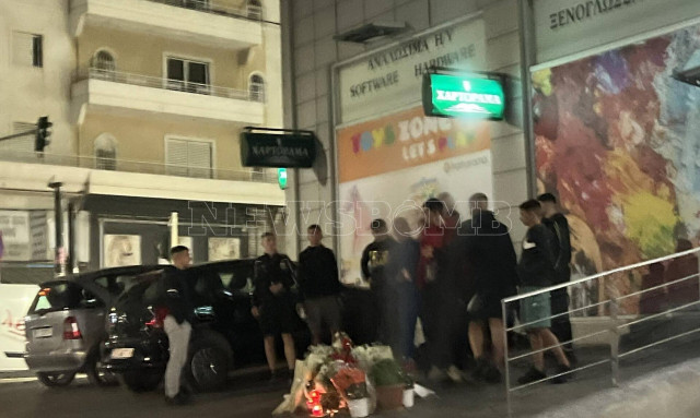 Μενίδι: Συγκέντρωση στο σημείο της δολοφονίας της άτυχης 40χρονης - Τραγική φιγούρα η κόρη της