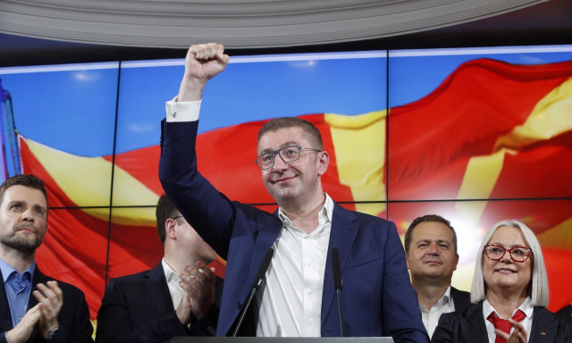 Αυτό είναι το εθνικιστικό κόμμα VMRO-DPMNE στα Σκόπια που τινάζει στον αέρα τη Συμφωνία των Πρεσπών