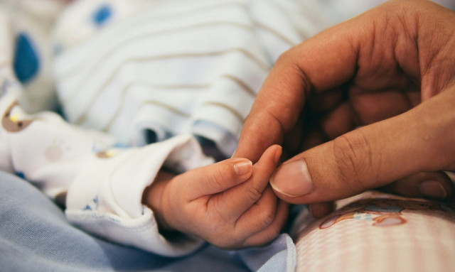 Παρβοϊός: Τι είναι η «πέμπτη νόσος» από την οποία κατέληξε κοριτσάκι 3,5 ετών στη Θεσσαλονίκη