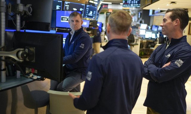 Πτώση στη Wall Street – Δεν κράτησαν τα «πανηγύρια» για τις 40.000 μονάδες στον Dow Jones