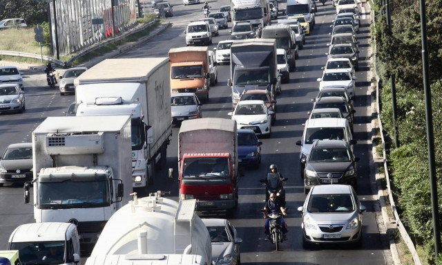 Κίνηση στους δρόμους: Ακινητοποιημένοι οι οδηγοί σε Αττική Οδό και Κηφισό