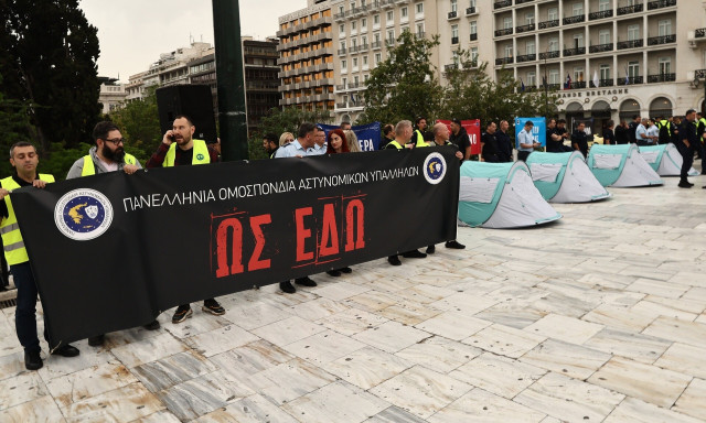 Διαμαρτυρία αστυνομικών στο Σύνταγμα: Έστησαν σκηνές και καταγγέλλουν φτωχοποίηση