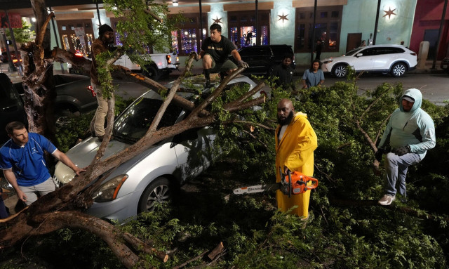 Xιούστον: Τουλάχιστον τέσσερις νεκροί από σαρωτικές καταιγίδες - Χωρίς ρεύμα ενα εκατομμύριο πολίτες