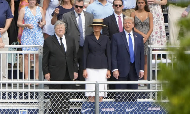 Ο Ντόναλντ Τραμπ στην τελετή αποφοίτησης από το λύκειο του γιου του Μπάρον