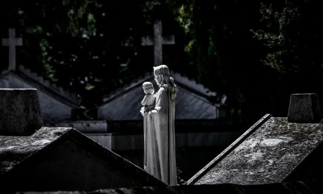 Τραγικές εικόνες στο Λασίθι: Πλημμύρισαν οι τάφοι του νεκροταφείου στην Κριτσά