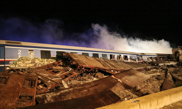 Τέμπη: «Σκηνοθετημένη» φωτογράφιση από την αστυνομία, καταγγέλλουν οι εμπειρογνώμονες οικογενειών