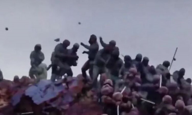 Σοκαριστικό βίντεο: Γιατί δύο πυρηνικές υπερδυνάμεις συγκρούστηκαν με ξύλα και πέτρες