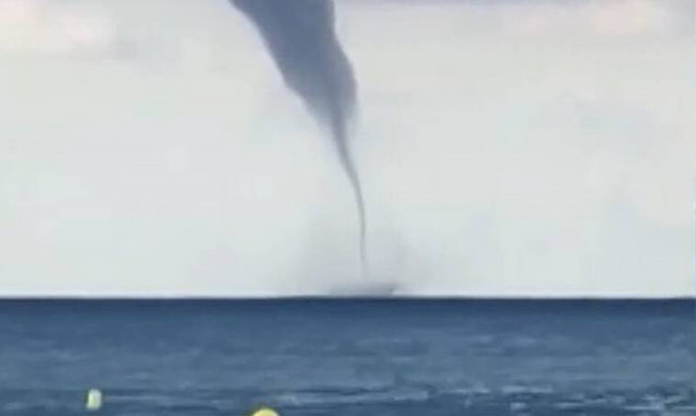 Απίστευτες εικόνες: Σπάνιο καιρικό φαινόμενο με υδάτινο ανεμοστρόβιλο στην Ισπανία