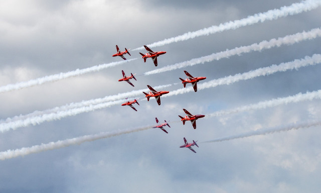 «Red Arrows»: Επίδειξη στον Φλοίσβο από το ακροβατικό σμήνος της βρετανικής Βασιλικής Αεροπορίας