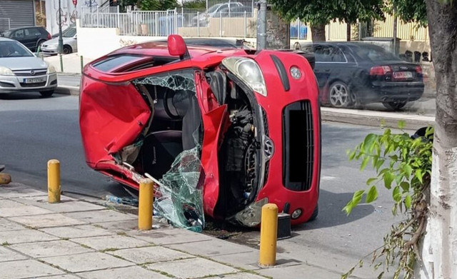 Θεσσαλονίκη: Αναποδογύρισε ΙΧ όταν τράκαρε με ταξί - Τραυματίας ο οδηγός