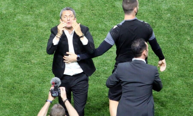 Άρης – ΠΑΟΚ: Τα… φιλάκια του Λουτσέσκου κι η μεγάλη ένταση στο φινάλε