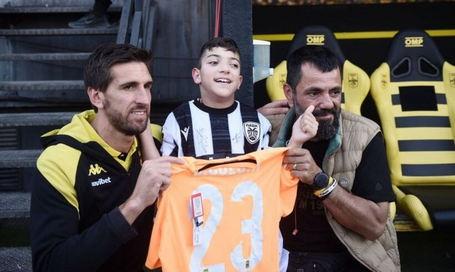 Άρης - ΠΑΟΚ: Υπέροχες στιγμές στο «Βικελίδης» - Ο μικρός Γιάννης στο πλευρό του Δικέφαλου (pics)