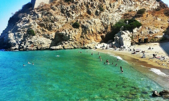 Κρήτη: Βουτιά «θανάτου» παραλίγο να κάνει τουρίστας στο Παλιόκαστρο - Μεταφέρθηκε στο νοσοκομείο