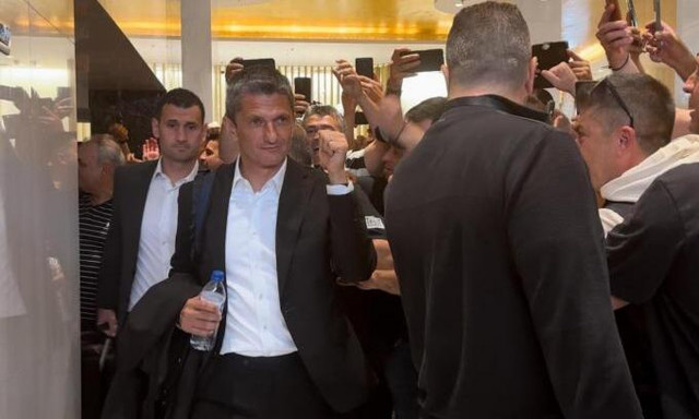 Άρης - ΠΑΟΚ: Με σφιγμένη γροθιά ο Λουτσέσκου στον εκστασιασμένο κόσμο - «Νάτοι οι πρωταθλητές» (vid)