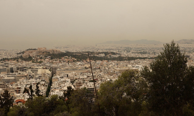 Καιρός: Επιμένει και τη Δευτέρα η σκόνη - Μέχρι 34 βαθμούς η θερμοκρασία