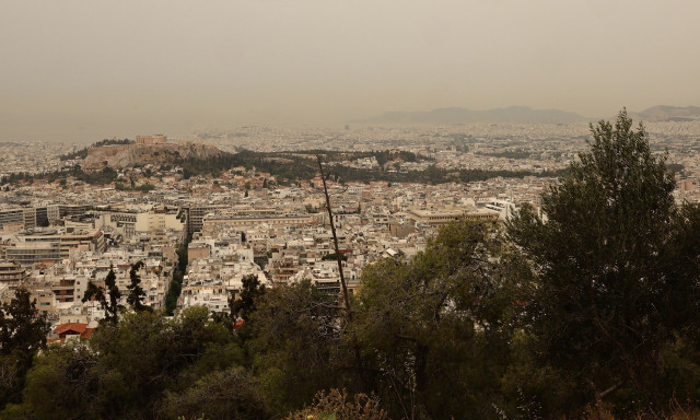 Η αφρικανική σκόνη «πνίγει» τη χώρα μας: Πώς επηρεάζει την υγεία μας - Προειδοποιήσεις των γιατρών