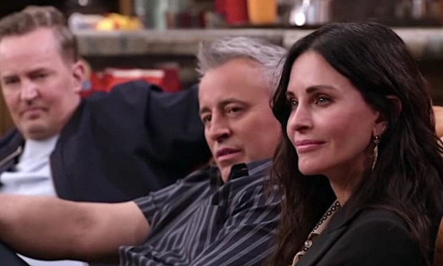 Κόρτνεϊ Κοξ: Ο Μάθιου Πέρι από τα «Φιλαράκια» την επισκέπτεται συχνά - Τι αποκαλύπτει