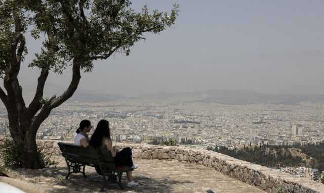 Καιρός: Επιμένει την Τρίτη το εκρηκτικό «κοκτέιλ» σκόνης και ζέστης – Μέχρι 35 βαθμούς η θερμοκρασία