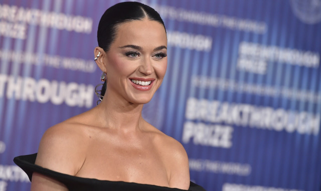 Κέιτι Πέρι: Εμφανίστηκε στο American Idol με φόρεμα που είχε πάνω του τα πρόσωπα των διαγωνιζομένων