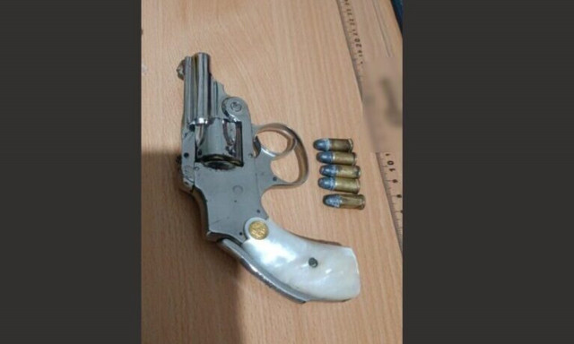 Κολωνός: Συνελήφθη 17χρονος με γεμάτο περίστροφο – Κρατείται και ο πατέρας του