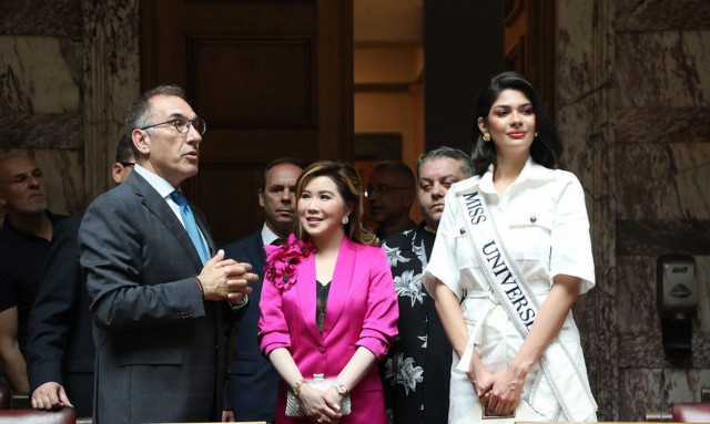 Στην Αθήνα η Μις Υφήλιος 2023, Σέινις Παλάσιος - Ξεναγήθηκε στη Βουλή και στην Ακρόπολη