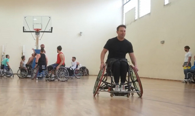 Κασσελάκης: Έπαιξε μπάσκετ με ΑμεΑ στην Κομοτηνή - «Δεσμεύομαι για ένα σύγχρονο κράτος»