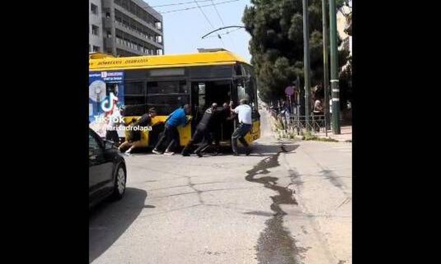 Ποδηλατικός γύρος: Τρόλεϊ «έμεινε» πάνω στη Συγγρού - Το έσπρωξαν για να συνεχιστεί ο αγώνας